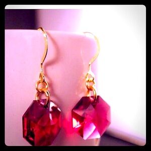 ❤️🩷Red Swarovski and 10k gold plate 925 earrings❤️🩷❤️🩷❤️🩷❤️🩷❤️🩷❤️🩷❤️🩷❤️